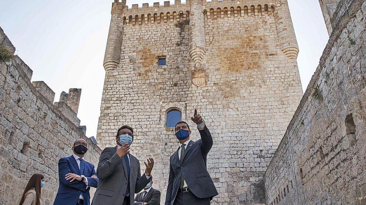 El consejero de la Presidencia, Ángel Ibáñez, derecha, durante su visita al castillo de Peñafiel. | Ical