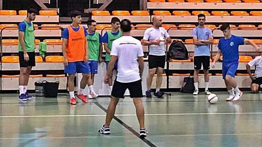 Los jugadores del Atlético Benavente durante un entrenamiento esta semana.