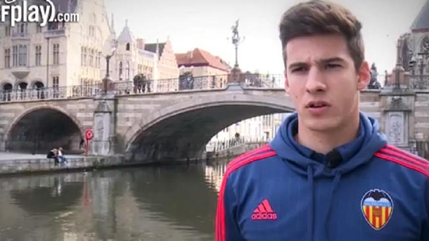 Santi Mina, en las calles de Gante.