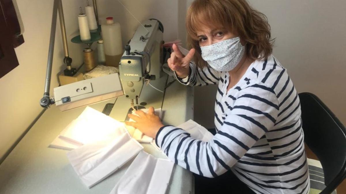 Las costureras de Pronovias fabrican mascarillas para hospitales para ayudar en el combate contra el coronavirus