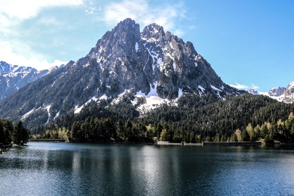 El cim dels Encantats amb l'estany de Sant Maurici als peus