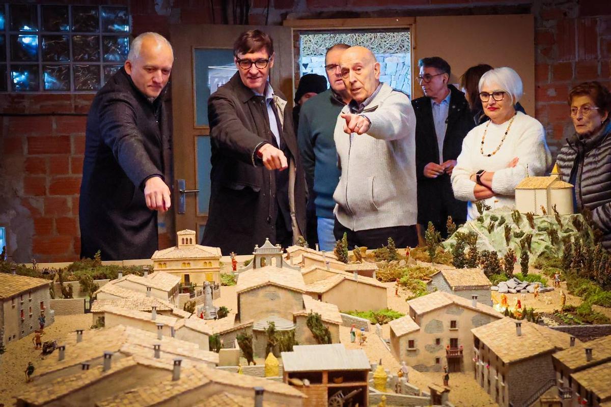 El president de la Generalitat, Salvador Illa, con el alcalde de Folgueroles, Miquel Serra, de Junts, el fin de semana pasado