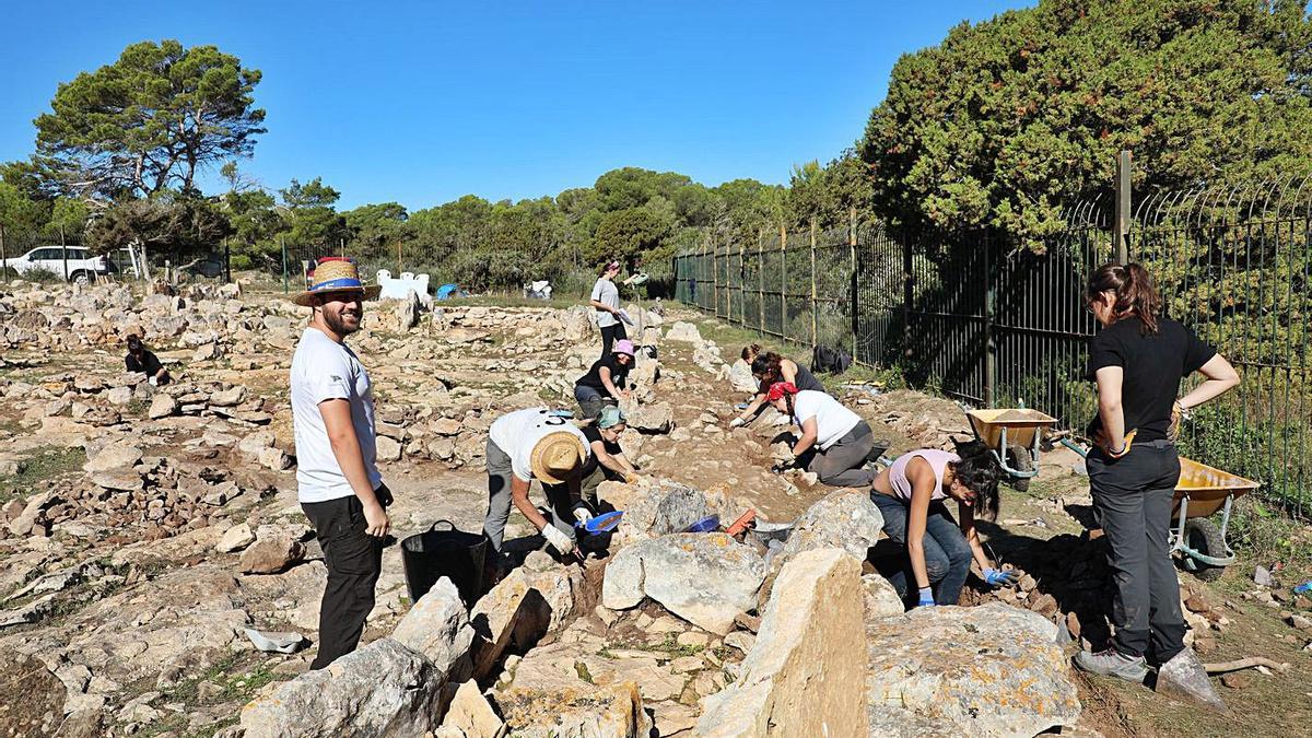 Pau Sureda, director del proyecto, a la izquierda junto a parte de los voluntarios. 