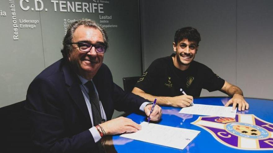 David Rodríguez, junto al consejero y director general, Santiago Pozas. | | CD TENERIFE