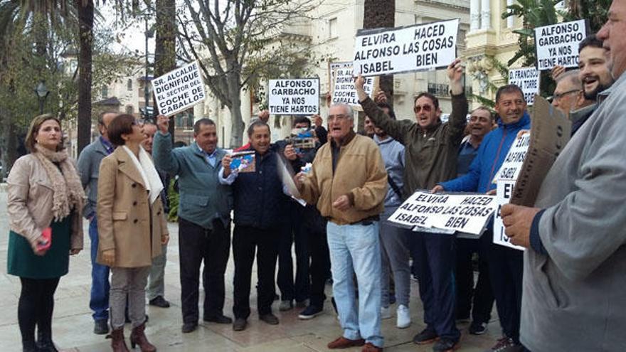 Los cocheros de Málaga han protestado frente al Ayuntamiento, donde han conversado con María Gámez.