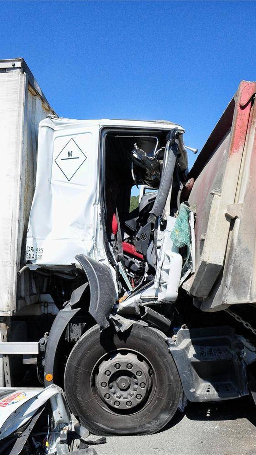 Un choque entre camiones deja tres heridos y corta la A-66 - El Periódico  Extremadura