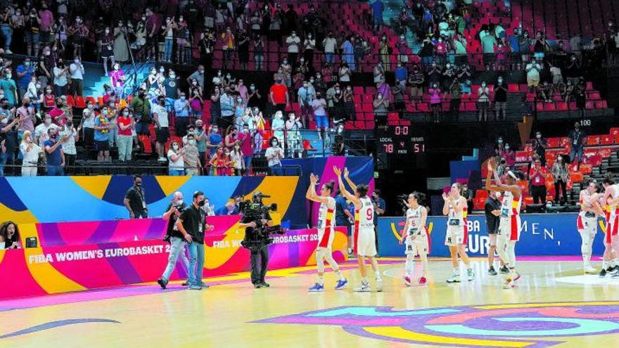 Las jugadoras de la selección aplauden al público tras vencer a Montenegro.  | F. CALABUIG