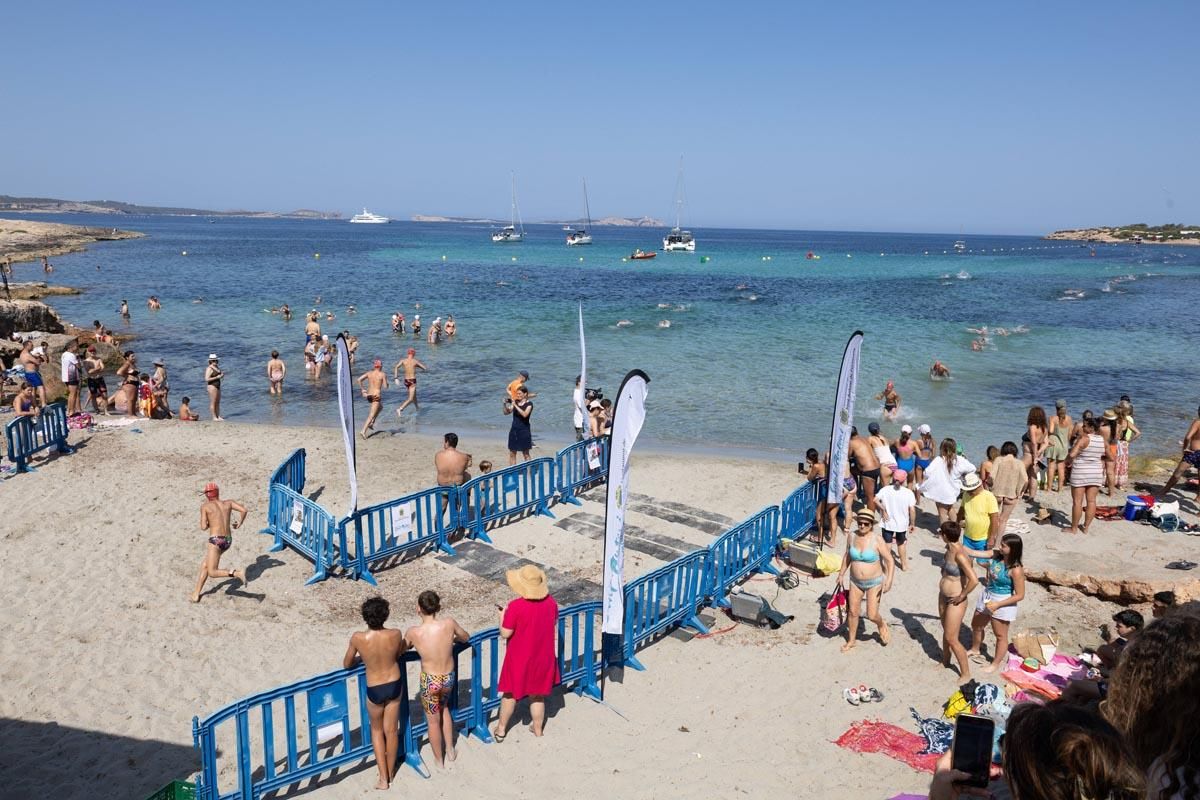 Las imágenes de la travesía a nado del Canal de Sant Antoni