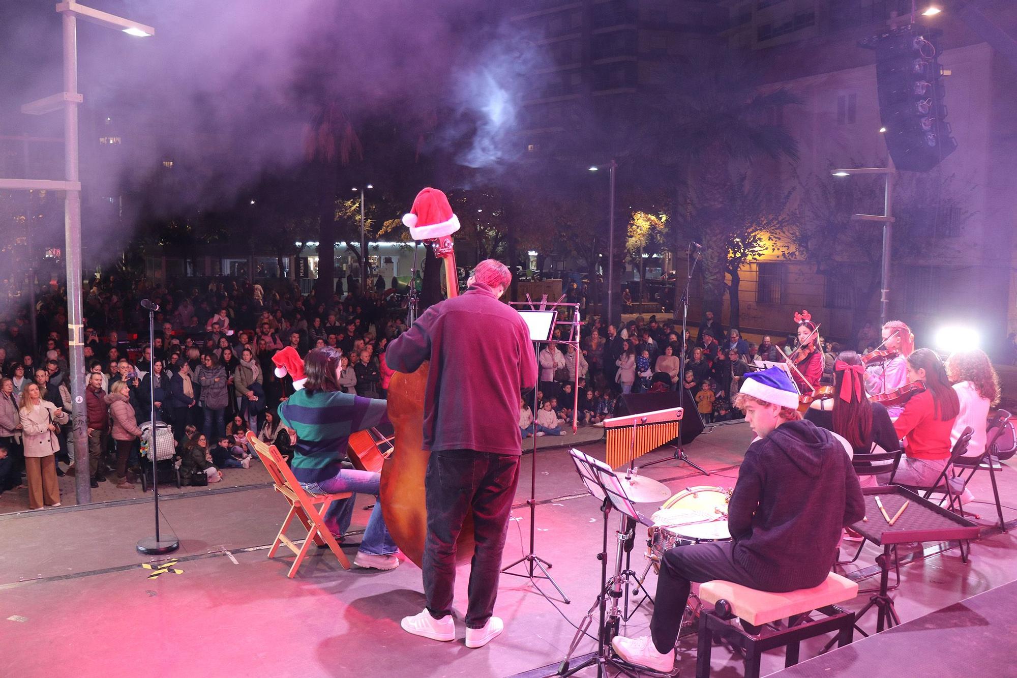 Impresionante encendido de luces de Navidad en Sagunt