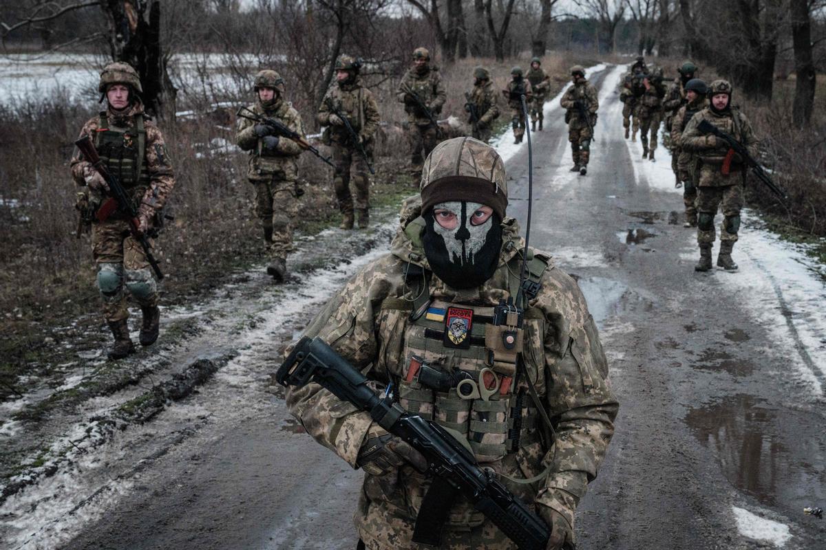 Militares ucranianos caminan por la carretera hacia su base cerca del frente en la región de Donetsk el 4 de febrero de 2023, durante la invasión rusa de Ucrania