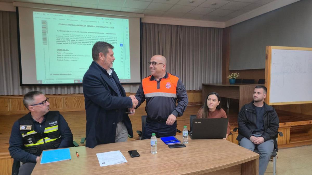 Nombramiento de Carlos Luis Ramírez en la última asamblea de Protección Civil.