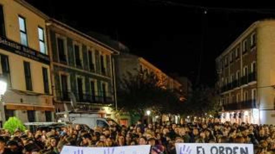 Pancartas de repulsa en la multitudinaria concentración de ayer.