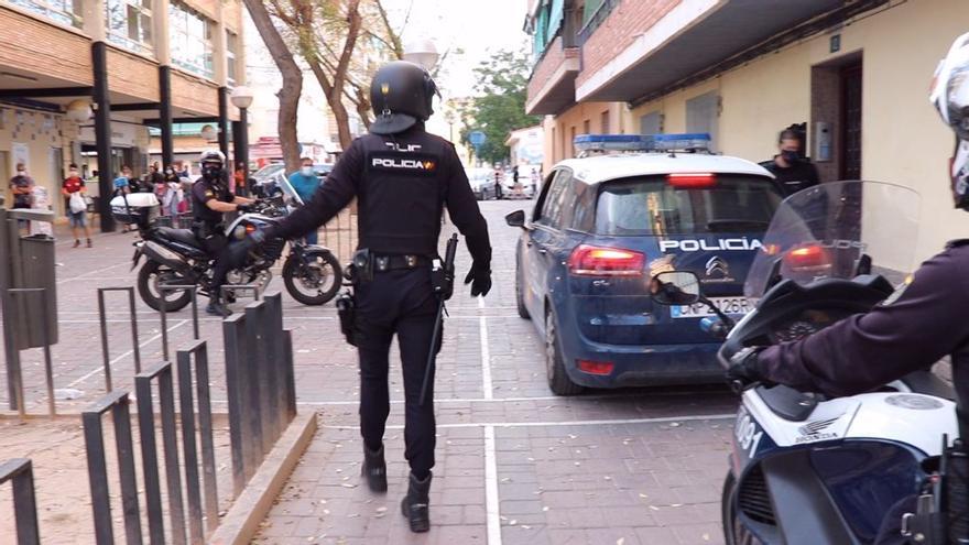 La Policía desplegada esta tarde en la zona de Alicante donde ha ocurrido la riña.