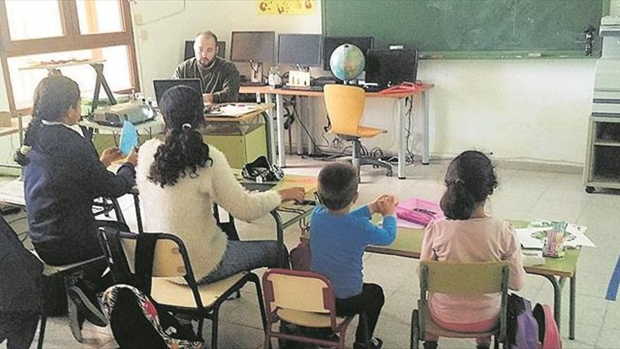 Zucaina debe sus cuatro alumnos a la inmigración