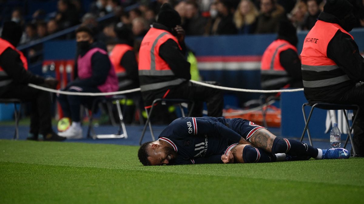 Neymar, en el suelo tras una supuesta falta del rival