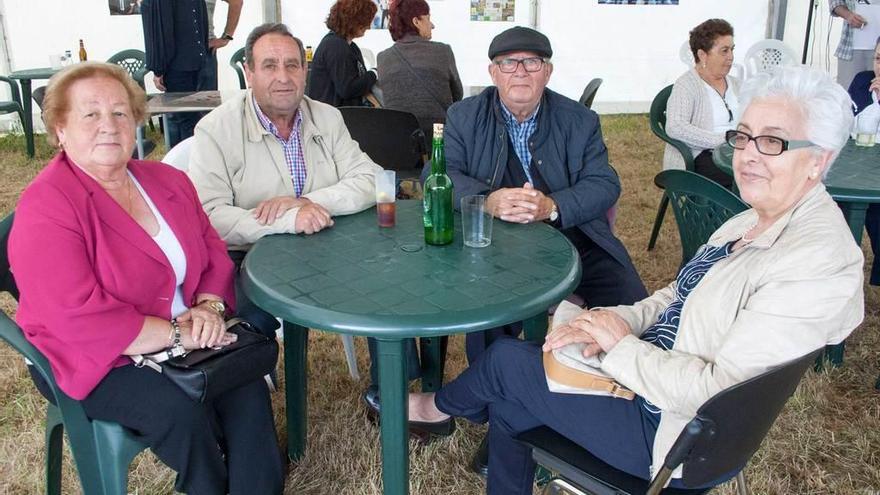 María de los Ángeles Rodríguez, José María Suárez, Alfredo García y Maruchi Fernández, disfrutando del vermú antes de la comida, ayer, en Logrezana.