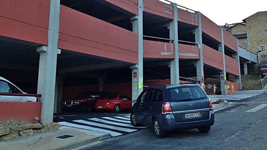 Un vehicle entra al pàrquing del Museu Cerdà o de les Tereses de Puigcerdà, que havia de ser de rotació