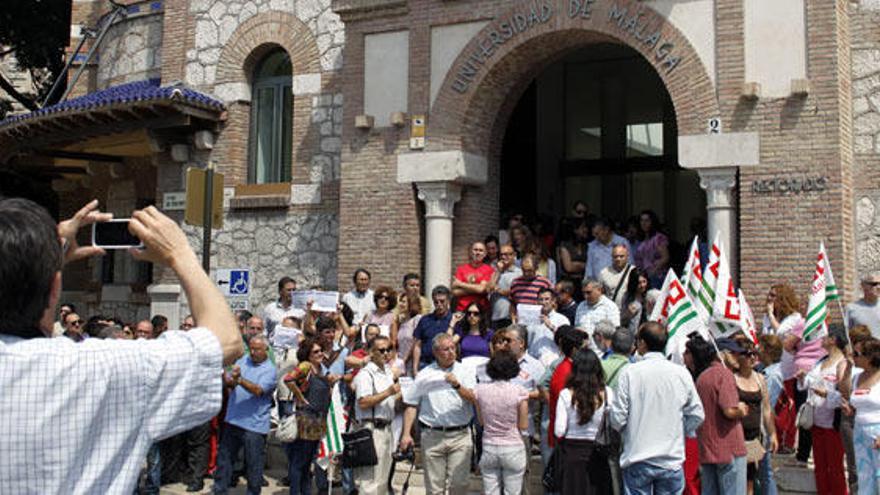 Más de 50 personas se reunieron en el Rectorado para protestar.