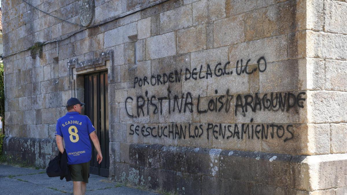 Pintadas realizadas en la fachada de la iglesia de San Bieito de Fefiñáns.