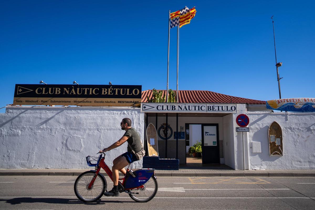 Fachada del Club Náutico Bétulo de Badalona, uno de los clubes que apuran la vía judicial para evitar el cierre de sus instalaciones.