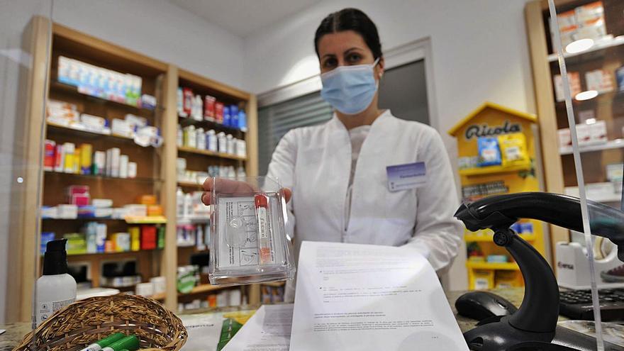 Las farmacias locales hacen acopio de material para poder iniciar hoy los test