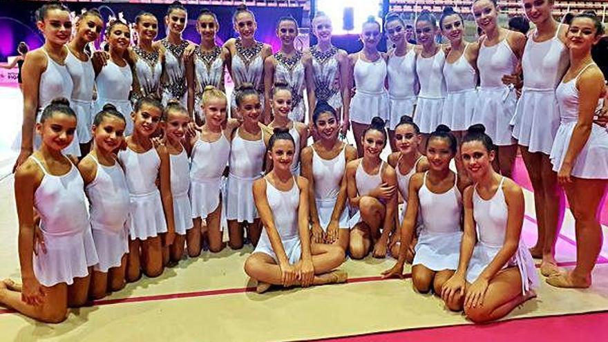 Foto de grup de les gimnastes manresanes amb l&#039;equip estatal júnior