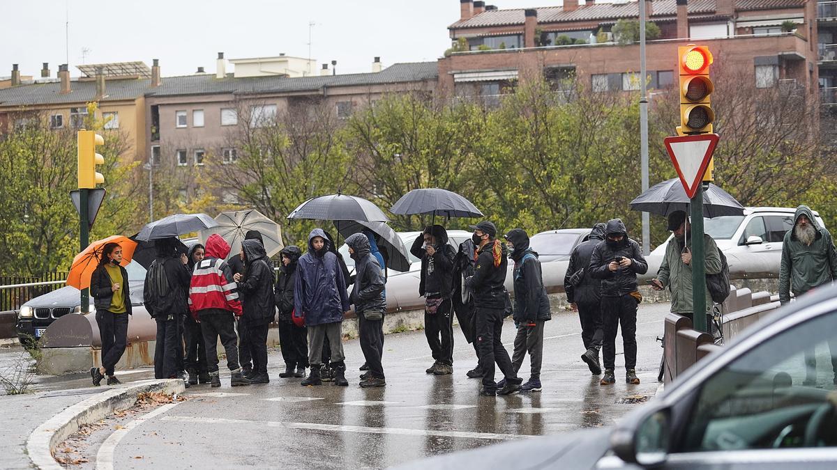 Tallat l'accés al carrer del Carme per protestar contra uns desnonaments