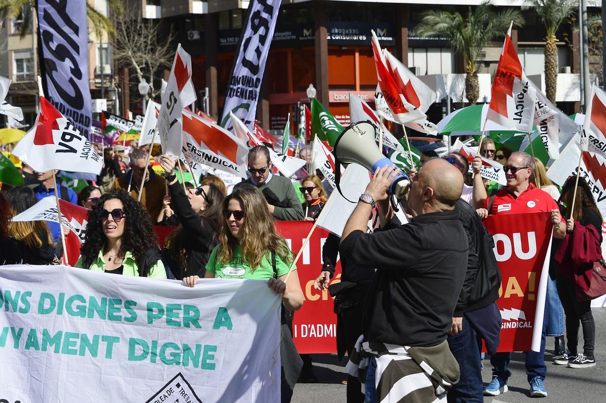 Así ha sido la manifestación de profesores en defensa de mejoras laborales y salariales en Alicante