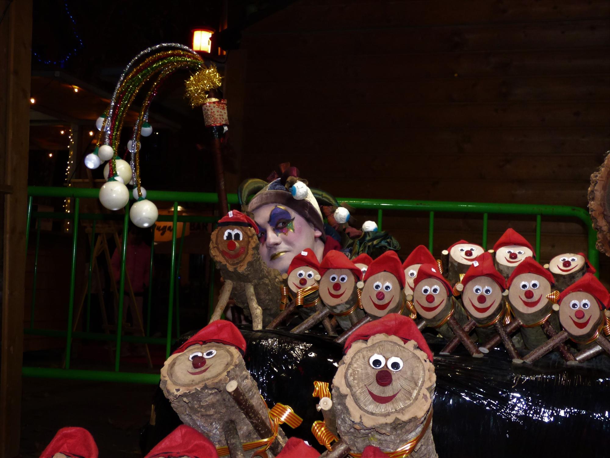 En Fumera, la Nadalina i la Bel inauguren el mercat de Nadal de Figueres