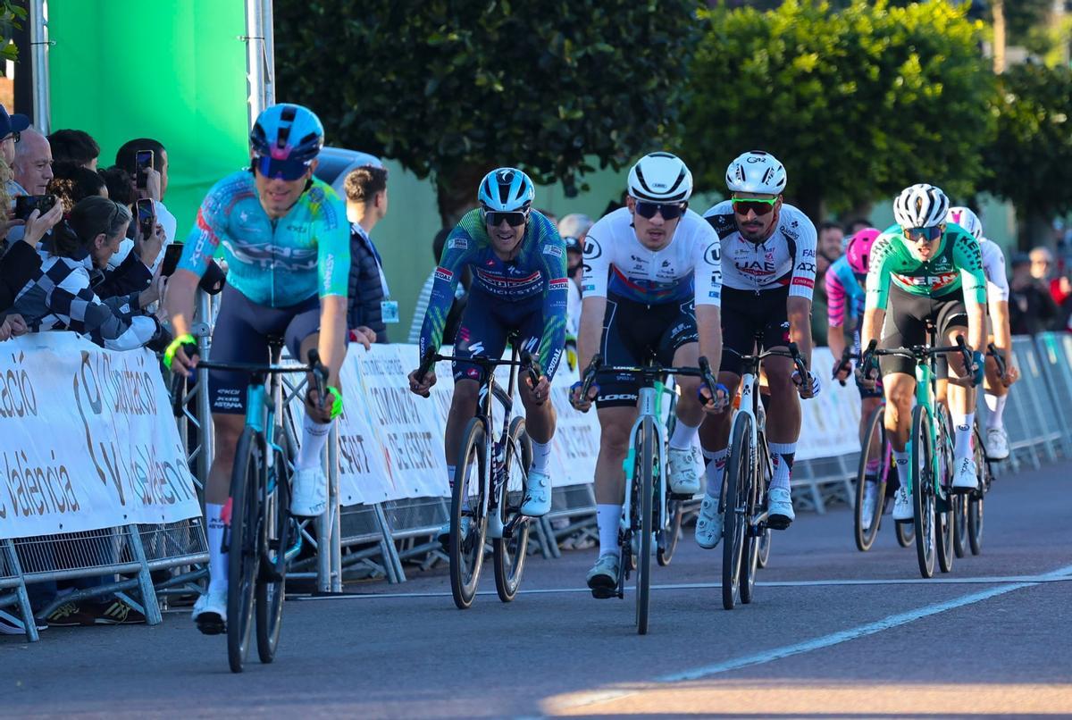 Un momento del pelotón en la carrera.