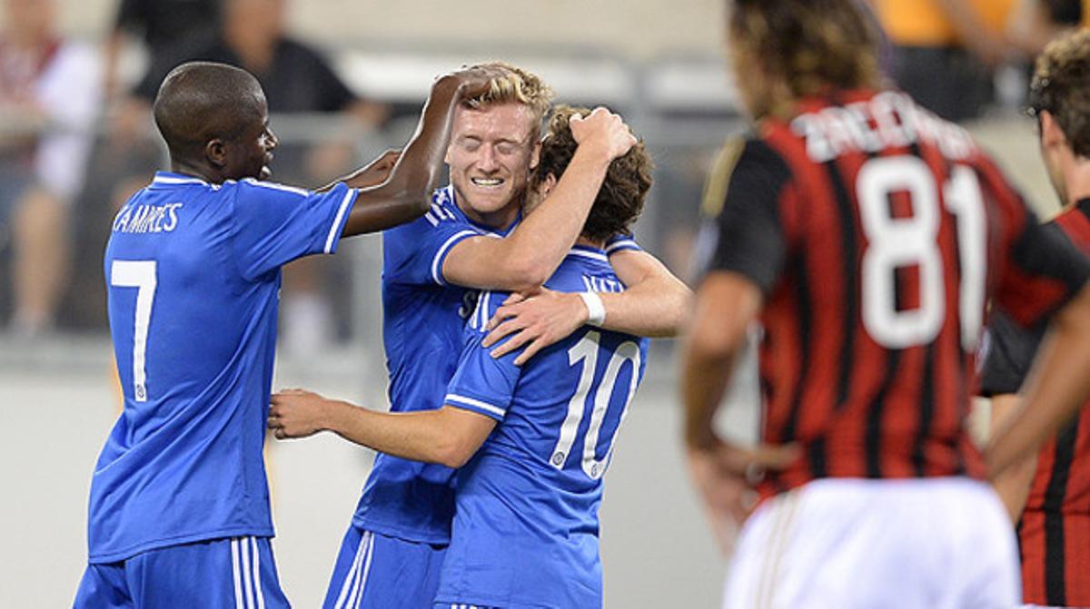 Els jugadors del Chelsea feliciten Schurrle després del seu gol davant el Milan. Els jugadors del Chelsea feliciten Schurrle després del seu gol davant el Milan.