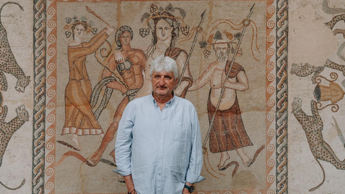 El director del Museo Arqueológico y Paleontológico de la Comunidad de Madrid, Enrique Baquedano, ante el mosaico de Baco, de finales del siglo IV o principios del siglo V.