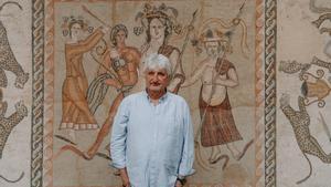 El director del Museo Arqueológico y Paleontológico de la Comunidad de Madrid, Enrique Baquedano, ante el mosaico de Baco, de finales del siglo IV o principios del siglo V.