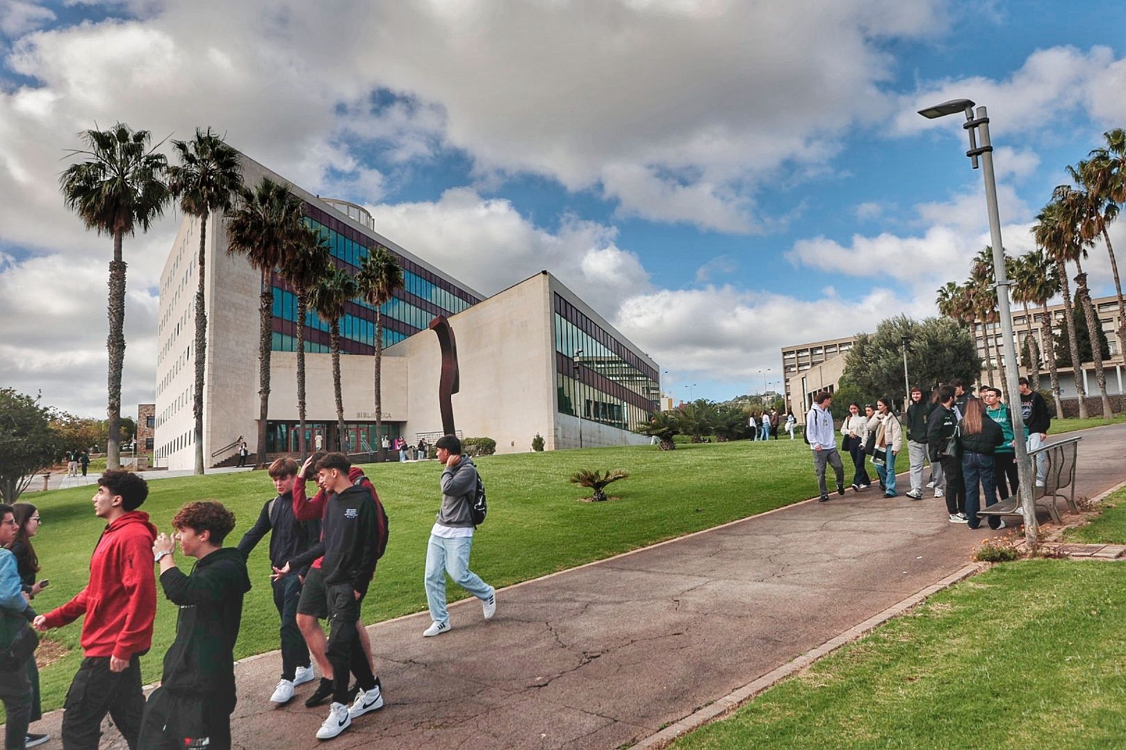 Decenas de alumnos en el Aulario General del Campus Guajara