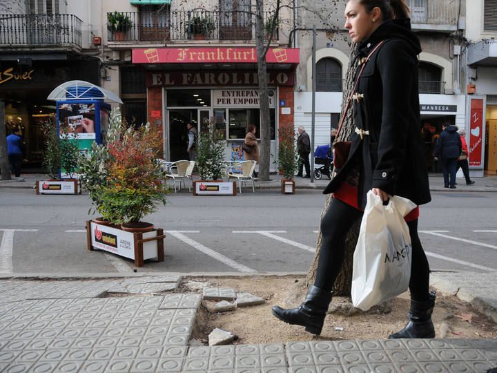 Espai de rajoles trencades al carrer Guimerà