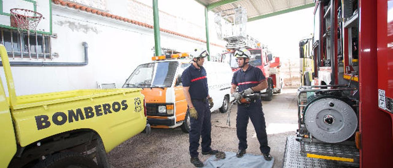 Agentes de bomberos en la base de Puerto del Rosario.