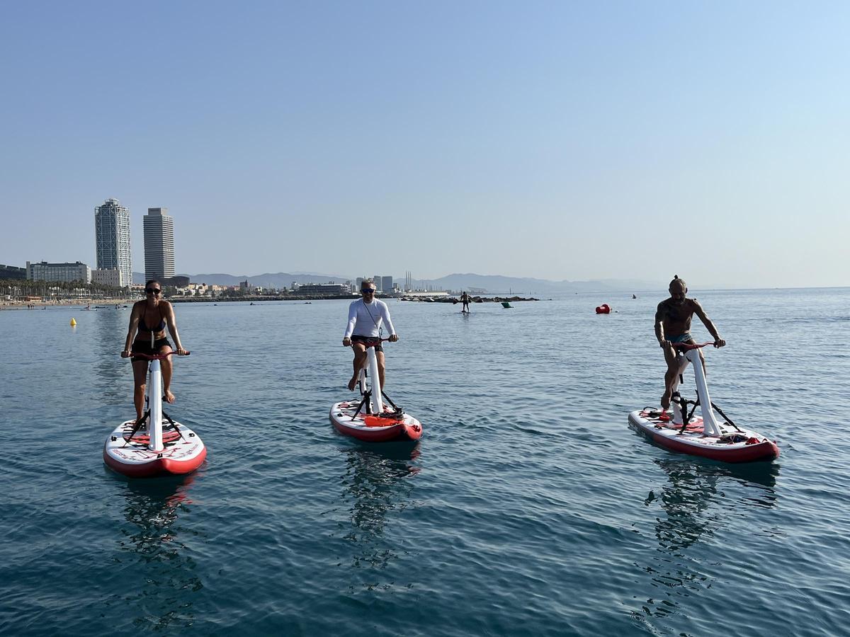 Bikesurf, las nuevas bicis acuáticas  surfean en la playa de la Barceloneta