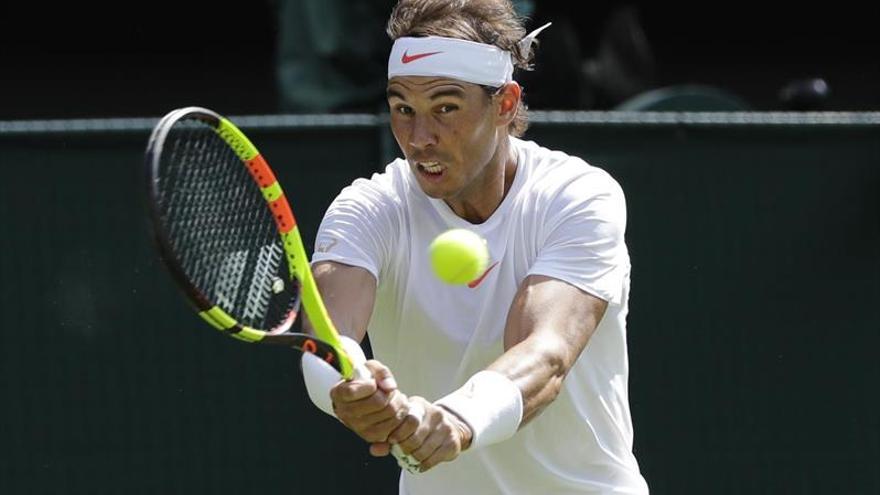 Nadal vence con facilidad en su estreno en Wimbledon