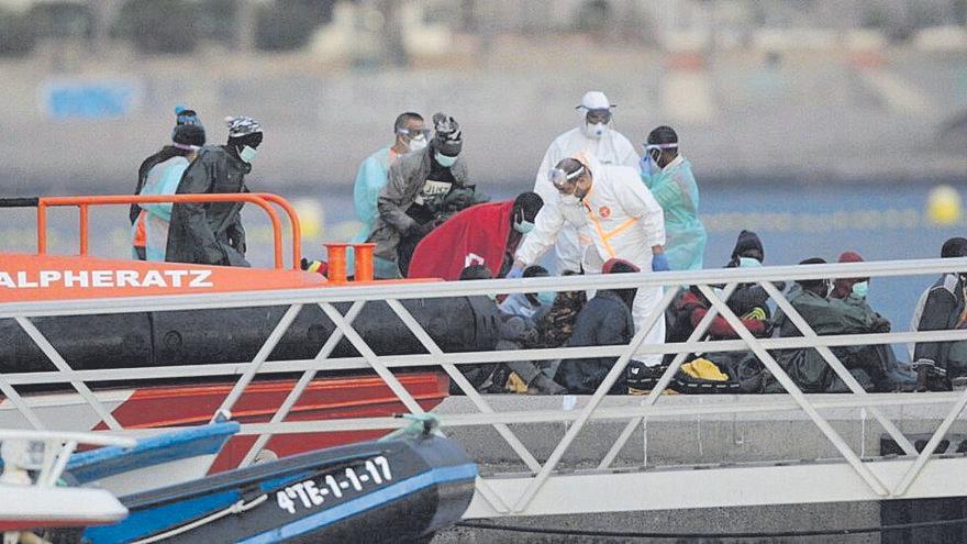 Llegada de una patera a Los Cristianos, en el sur de Tenerife.