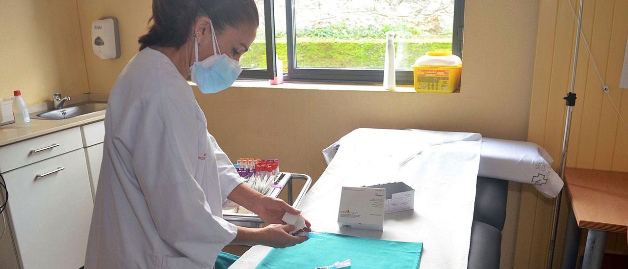 Una sanitaria preparando las dosis antigripales en el centro de salud de San Roque, en Vilagarcía. |  // NOÉ PARGA