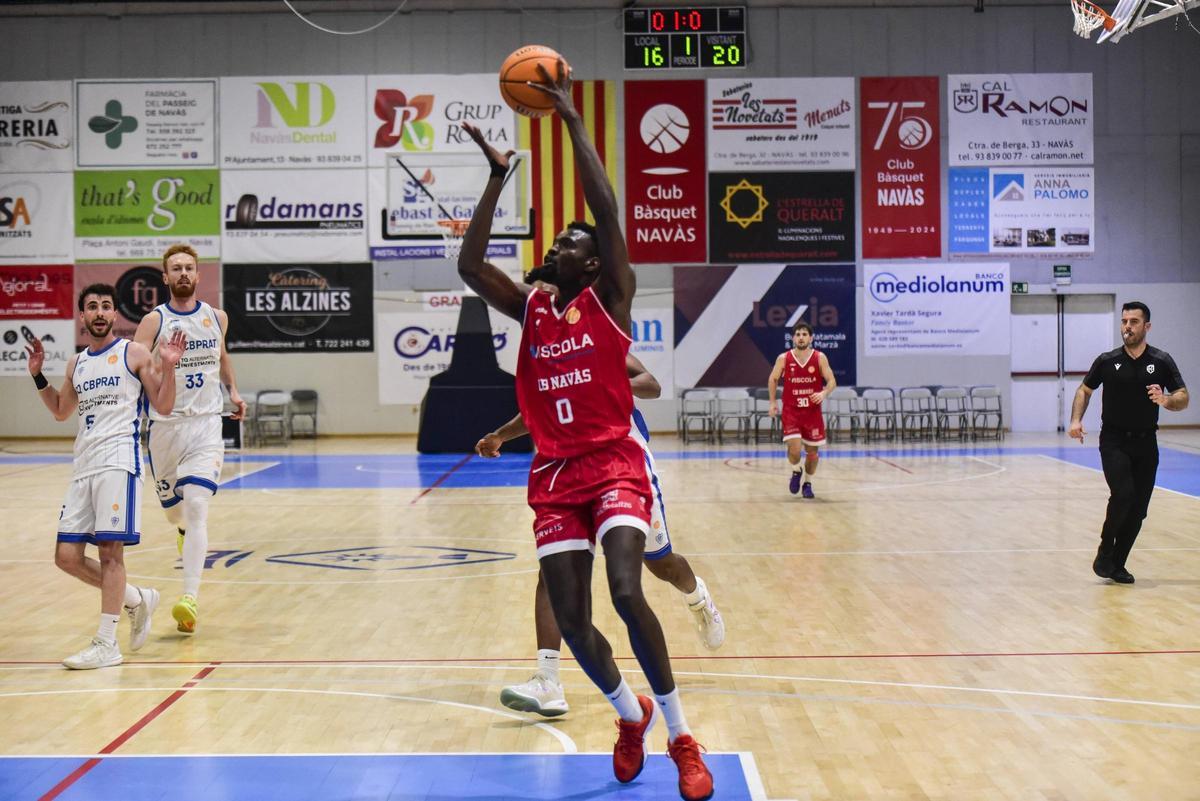 Alioune Fall rep la pilota a la pintura en una ràpida transició, en el partit contra el CB Prat