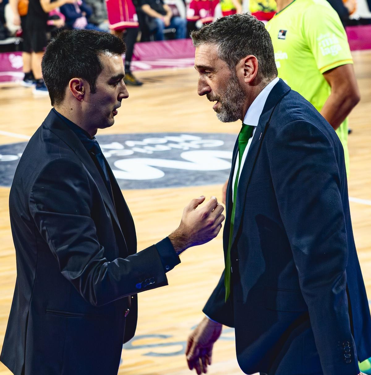 Gerard Encuentra e Ibon Navarro conversan antes del Hiopos Lleida-Unicaja de la primera vuelta.