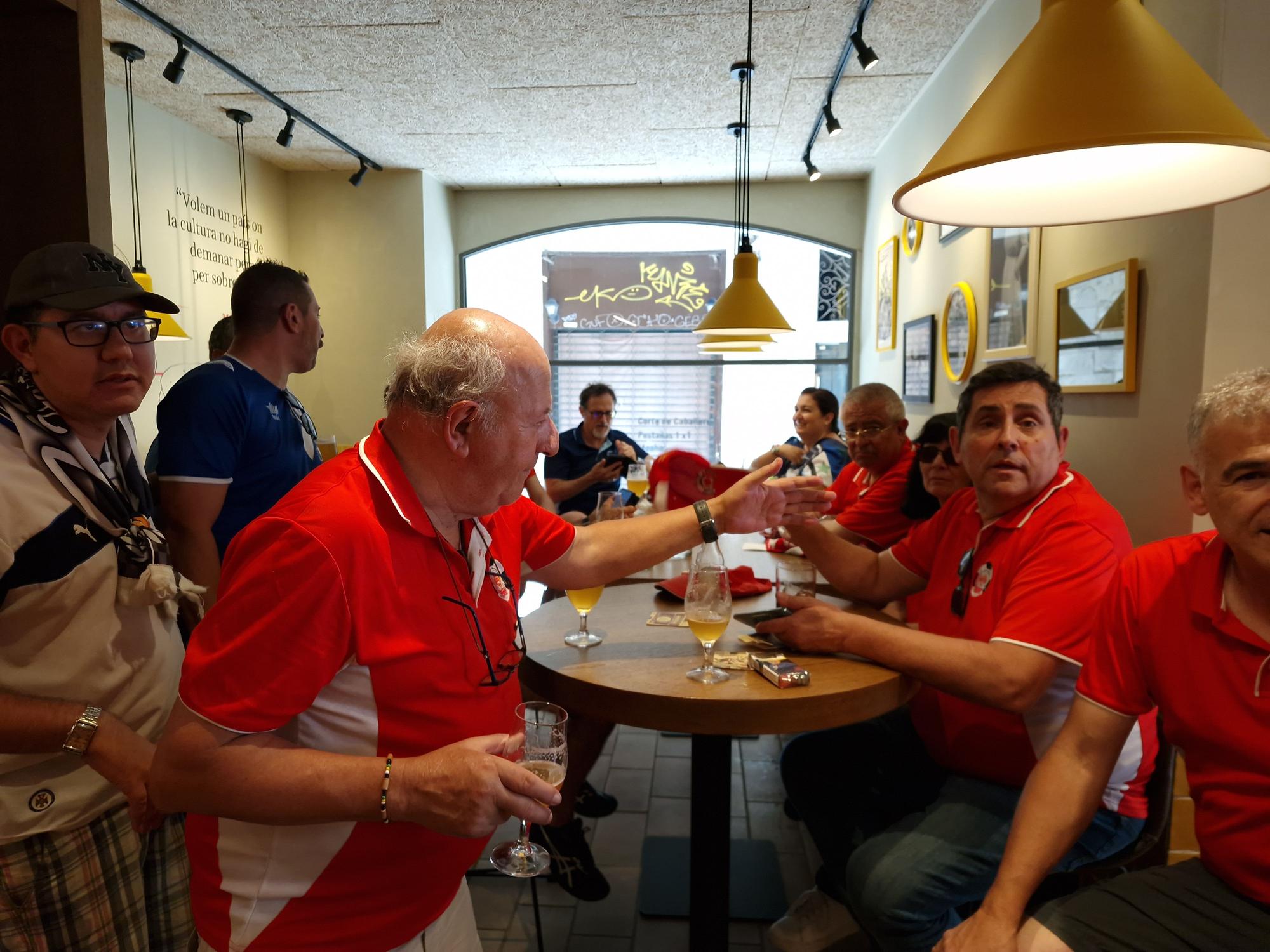 Aficionados del CD Tenerife asisten en Gerona al partido de ascenso a Primera División