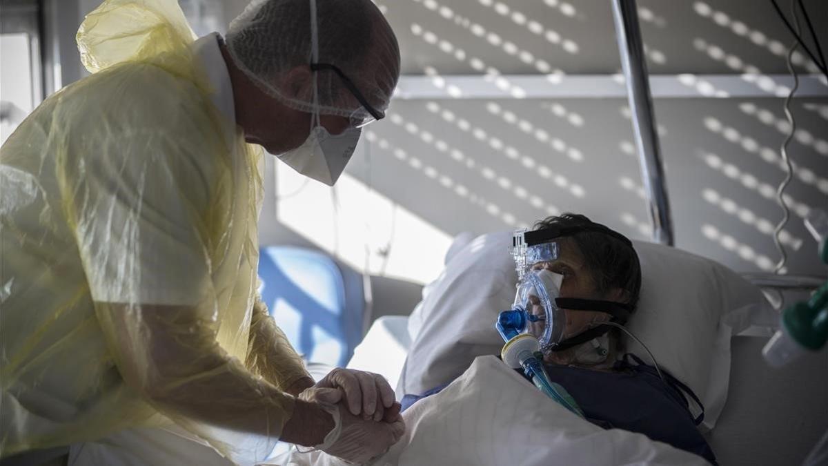 Un fisioterapeuta atiende a un paciente ingresado por coronavirus en la Clínica Floreal de Bagnolet, cerca de París, el 5 de noviembre del 2020