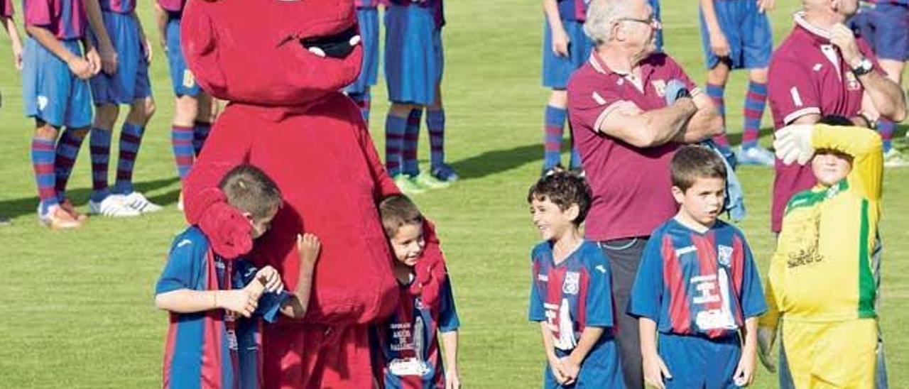 El Poblense presentó a sus plantillas este pasado sábado en un ambiente festivo.