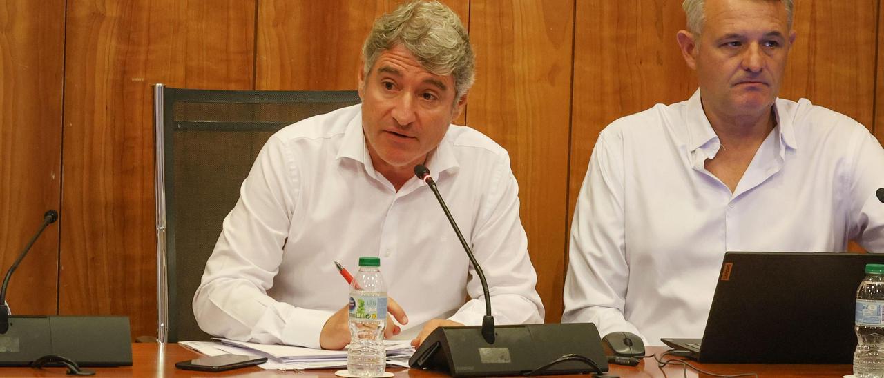 El alcalde Pepe Vegara junto al secretario municipal, en un pleno de Orihuela