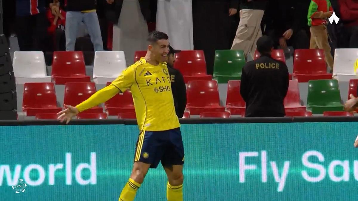 Cristiano Ronaldo marca un gol con la espalda