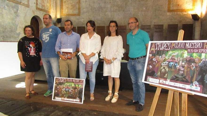 Por la izquierda, Vanesa Suco, Víctor Redondo, José Manuel González Castro, Mónica Gutiérrez, Salomé García y Antonio de Luis Solar, en la presentación del programa de &quot;Astures: Pelayo, nuestro rey&quot;, ayer.