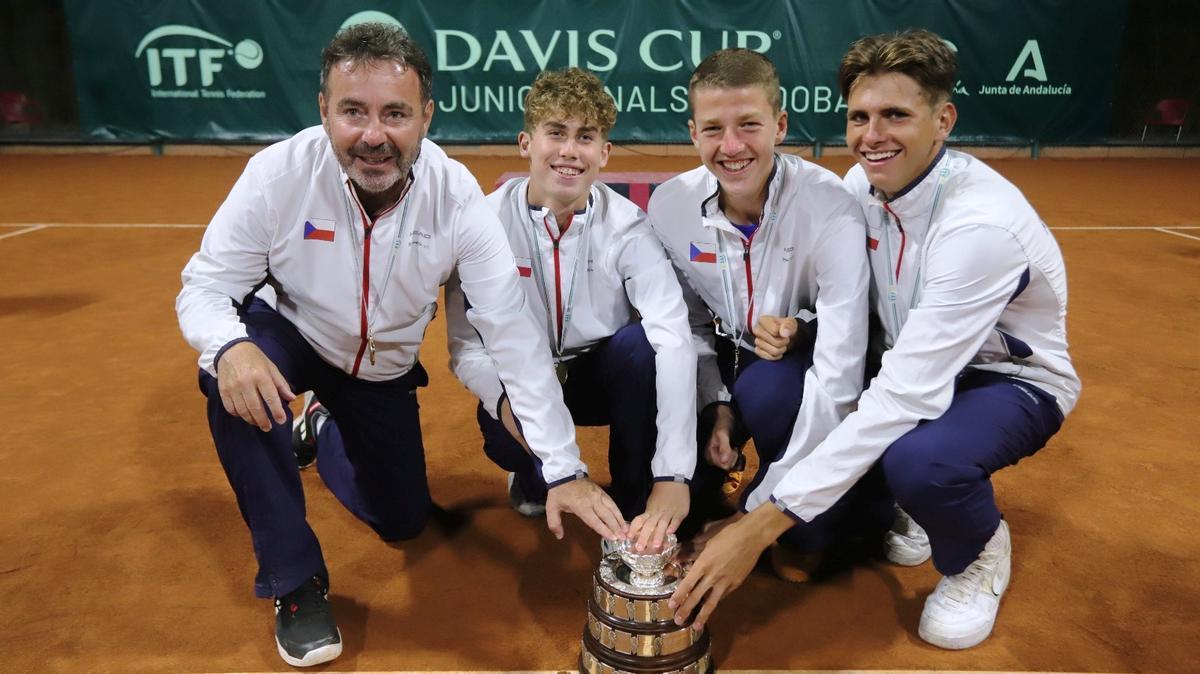 La República Checa celebra la victoria en la final de la Copa Davis Júnior de tenis en las pistas del Real Aero Club.