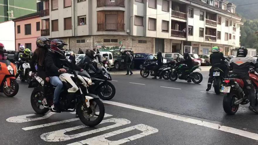 Así llegaron los moteros al funeral por el joven allerano fallecido